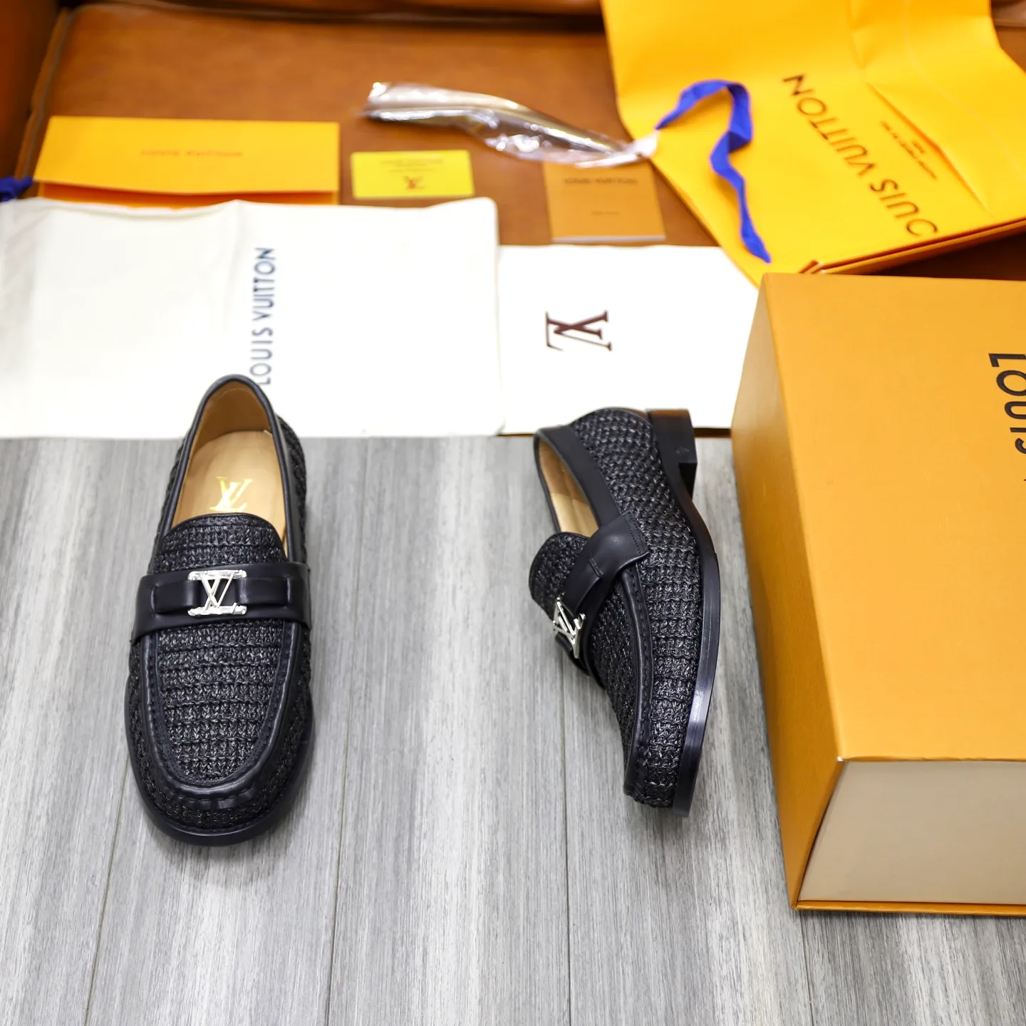 Men's shoes 💰: 💰900LV Louis Vuitton slip-on loafers, top quality products produced in Dongguan, ready for sale! This LV Glove loafer is made of selected soft cowhide, with a slightly wrinkled leather surface and a very high-end texture. Each pair is unique. The leather surface is light and soft, with a fine texture and good luster. It is a classic loafer style, with exquisite handmade mark stitching on the toe, and a square toe configuration to highlight the classic style. The horizontal band has hot-printed LV three-dimensional letters, semi-solid handcrafts and a genuine leather outsole, and a rubber patch on the heel to create wear-resistant performance and comfort. One of the must-have loafers for men! Comes with full original packaging! Code number: 38-39-40-41-42-43-44 (38, 45, 46 customized) standard leather shoe code